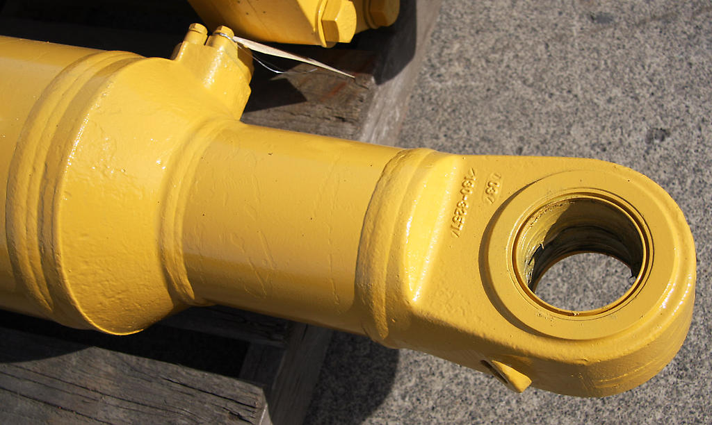 Rebuilt CYLINDER GRP - RIP TILT RH 1303263 | Portland Tractor Inc. (PTI)