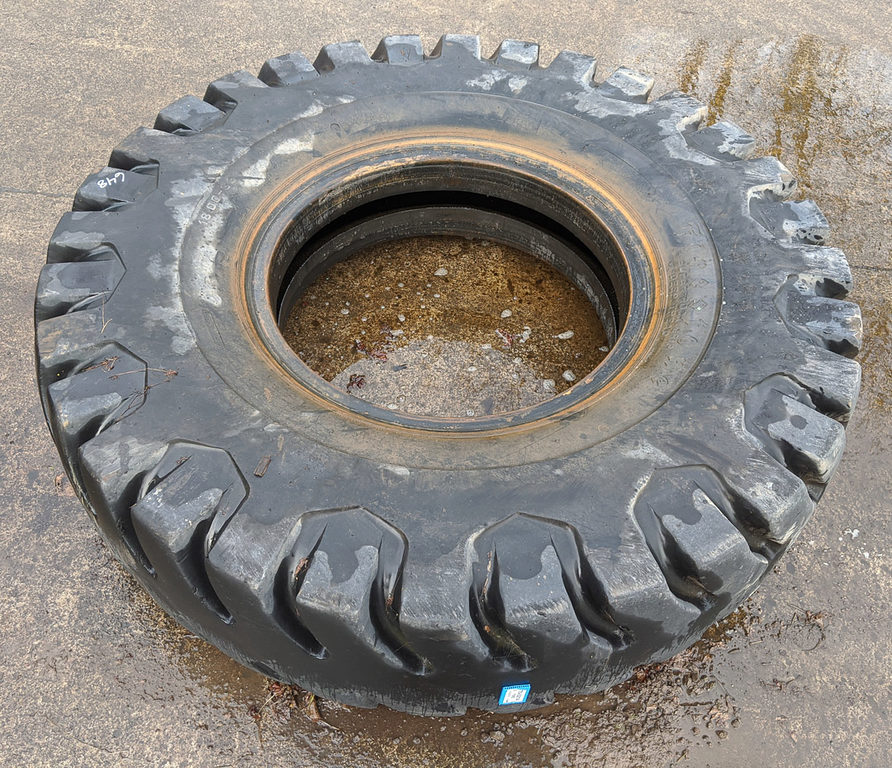Used TIRE 18X33 2