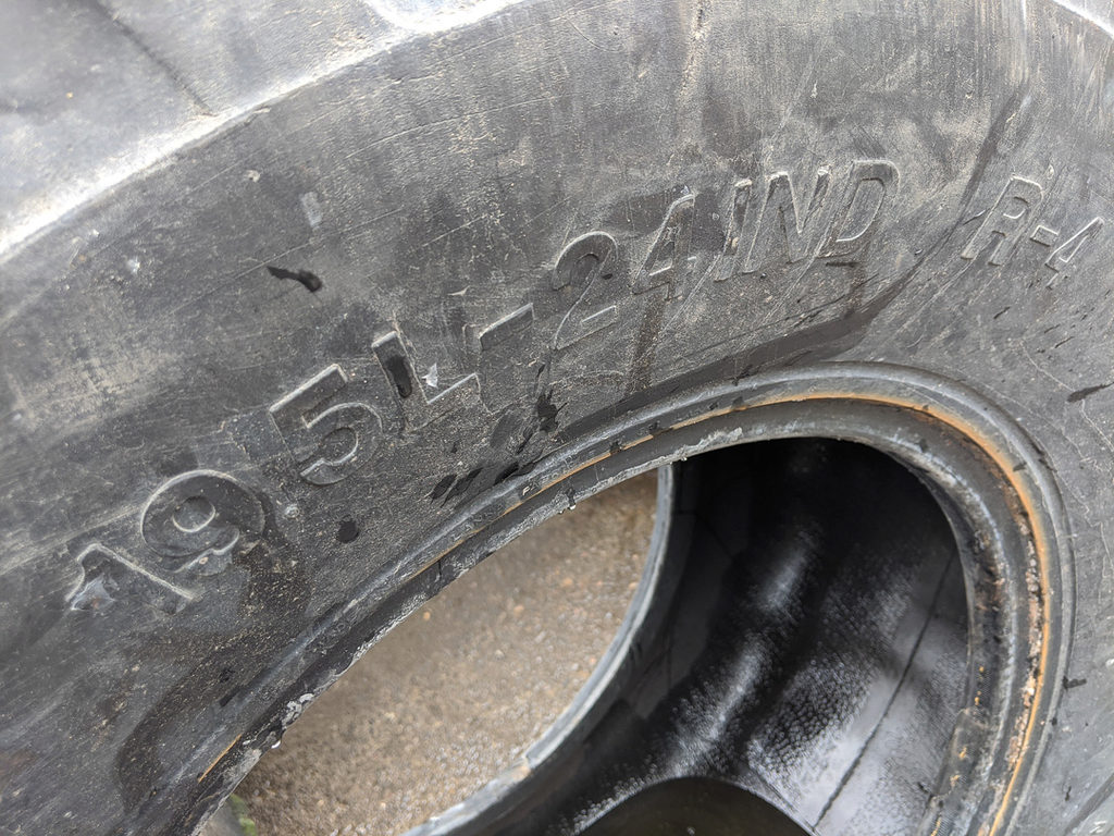 Used TIRE 19.5X24 4