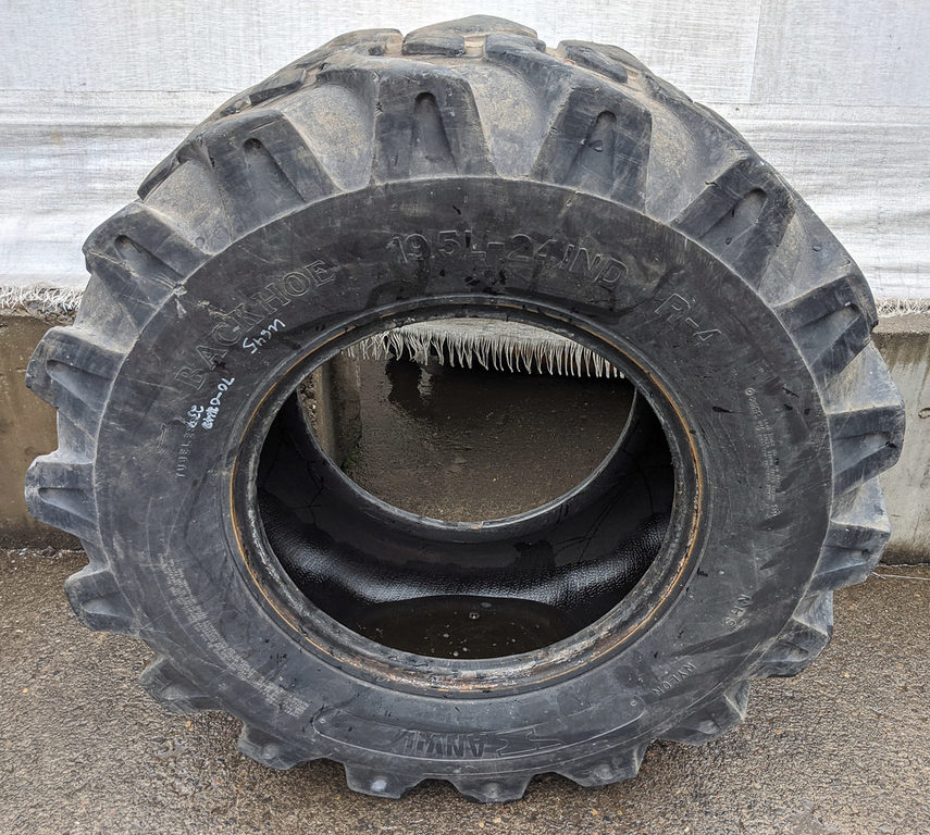 Used TIRE 19.5X24 5