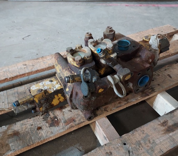 Used VALVE GRP - MAIN CONTROL 1964802