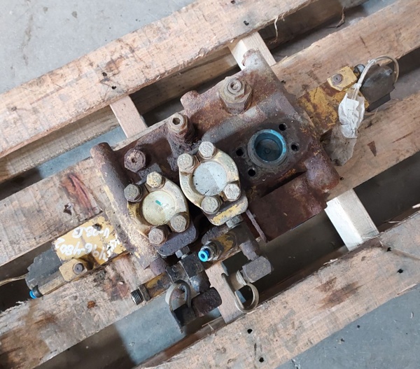 Used VALVE GRP - MAIN CONTROL 1964802 2
