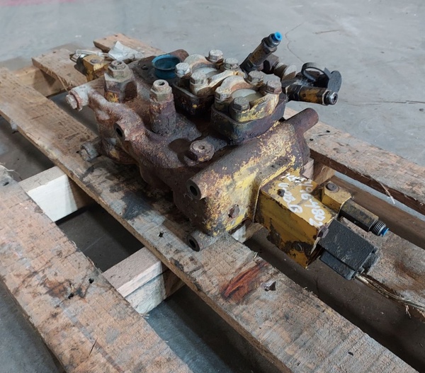 Used VALVE GRP - MAIN CONTROL 1964802 3