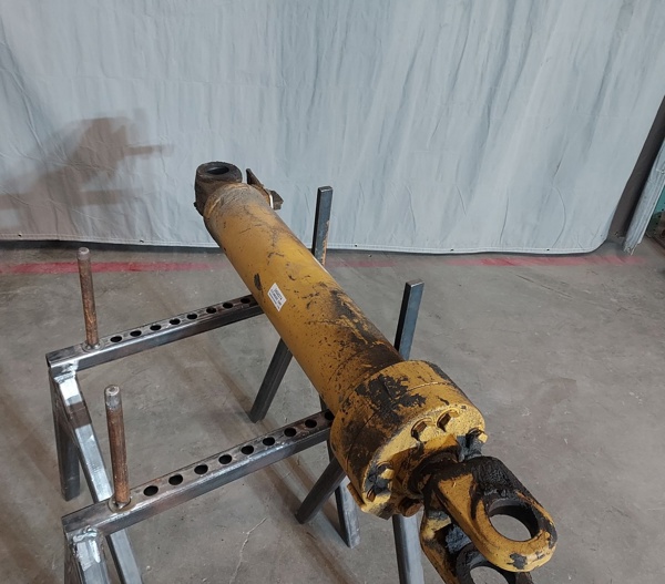 Good Used CYLINDER GRP - LIFT RH 2424274 2