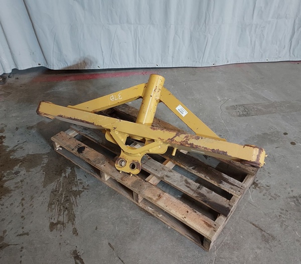Used AXLE A - FRONT 2608700