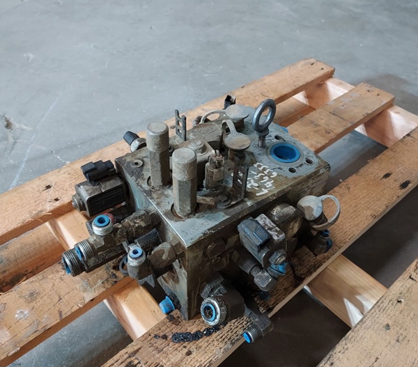 Used VALVE GRP - MAIN CONTROL 4171535 2