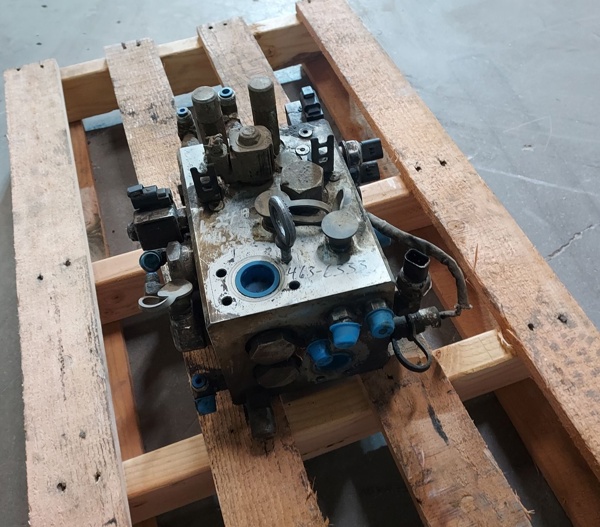 Used VALVE GRP - MAIN CONTROL 4171535 3
