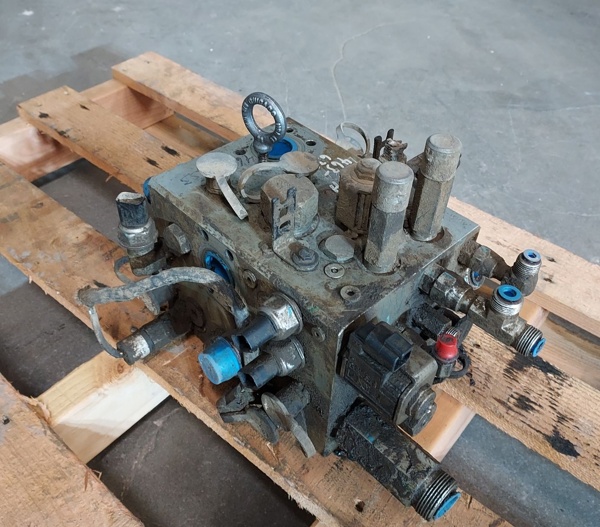 Used VALVE GRP - MAIN CONTROL 4636333