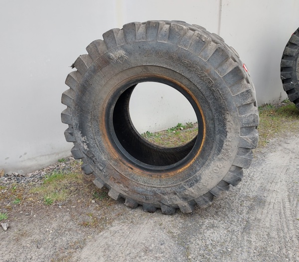 Used TIRE 70-0439 4
