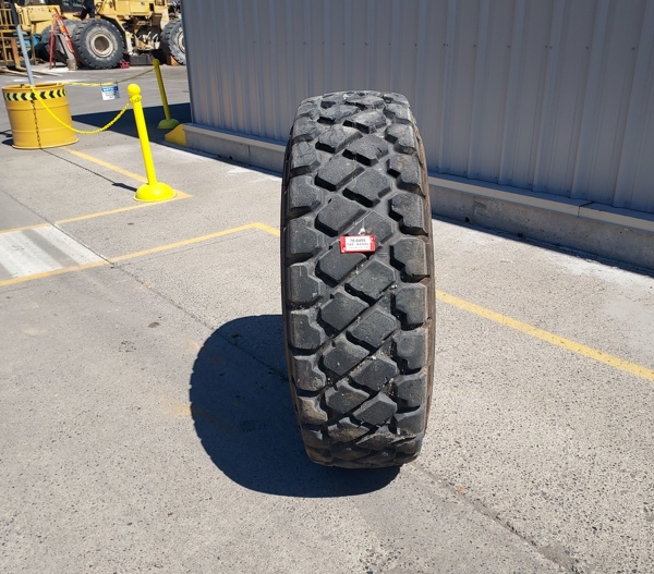 Used TIRE 70-0495 4