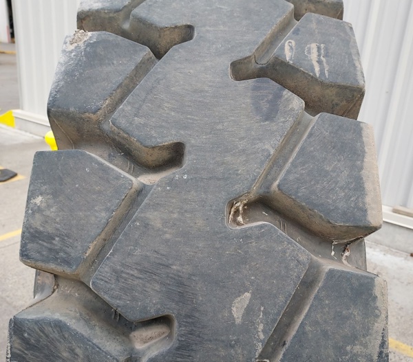Used TIRE 70-0524 2