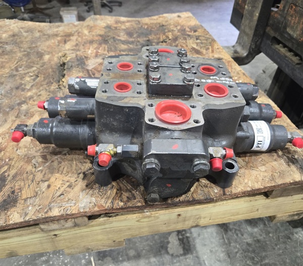 KOMATSU 7091213602 part 1